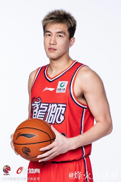 广州男篮分享新赛季球员定妆照图集：琳琅满目的帅哥合辑