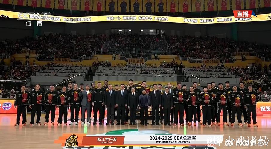 揭幕战温馨一幕！李春江受邀观看广厦总冠军颁奖仪式，受到热烈欢迎